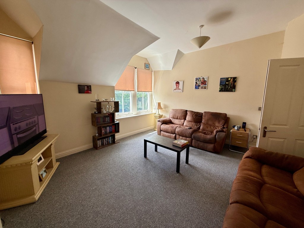 Lot: 113 - SIX FLATS FOR INVESTMENT - James House Flat 3 Living room